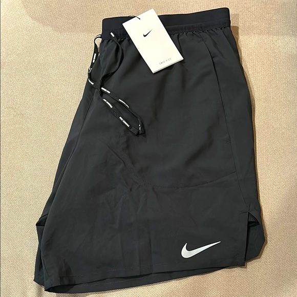 NIKE DRI-FIT Black Running Shorts Size M - Picture 1 of 9